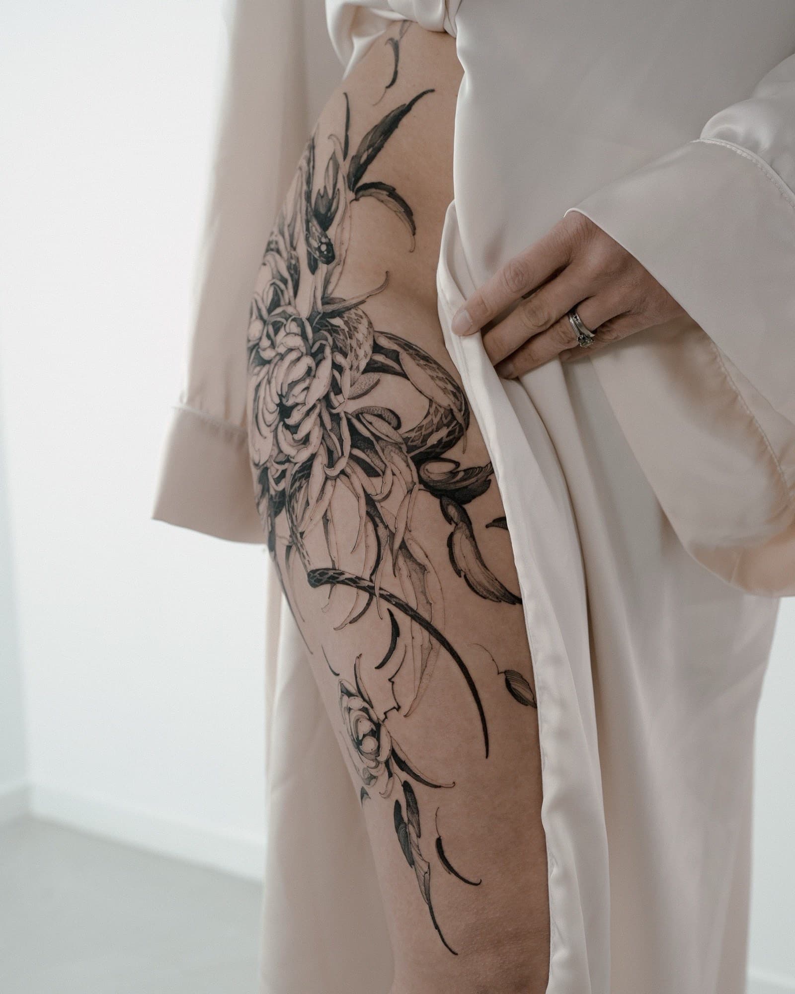 Large chrysanthemum flower tattoo on the thigh and hip